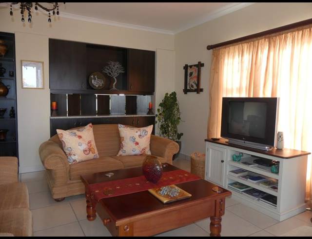 6 BEDROOM HOUSE FOR SALE IN BRITANNIA BAY